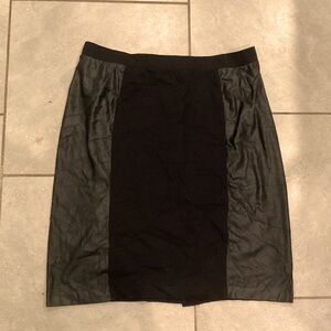 SUSAN GRAVER: Black Faux leather skirt